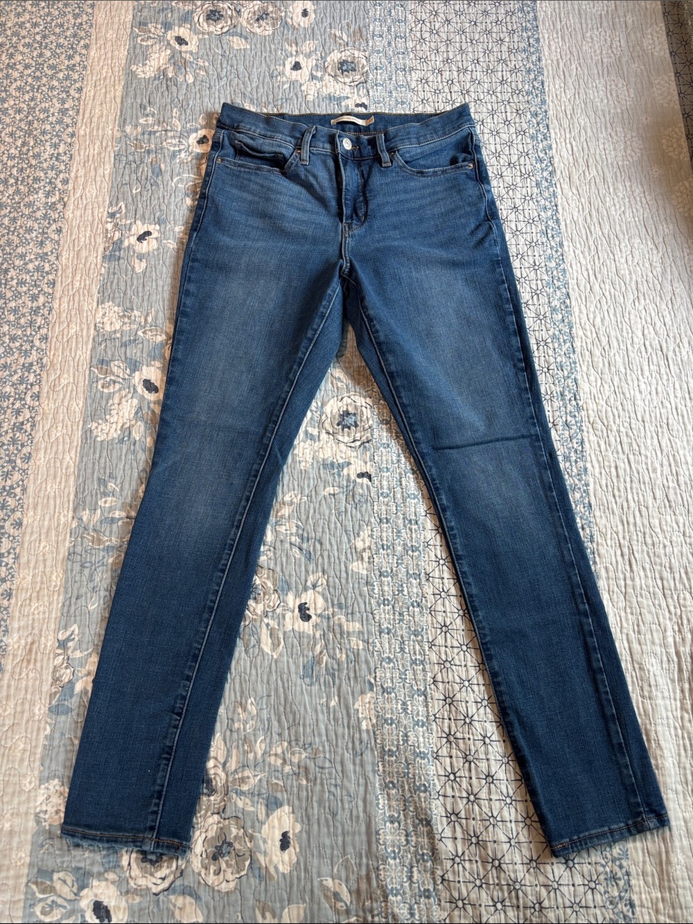 Levi's Women's Skinny Jeans in Deep Blue Wash size 29. Like new.